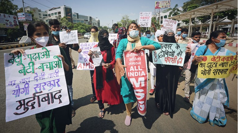 Indijci prosvjeduju nakon spaljivanja tijela žrtve grupnog silovanja
