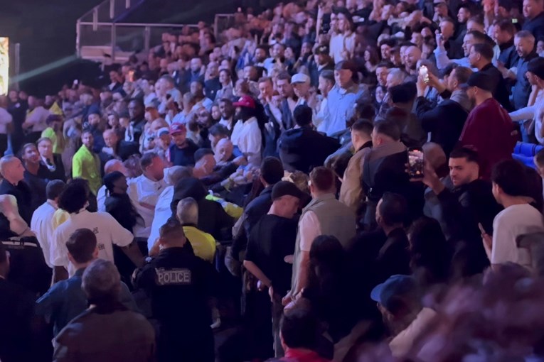 VIDEO Izbila masovna tučnjava u publici tijekom meča Chisore i Wildera