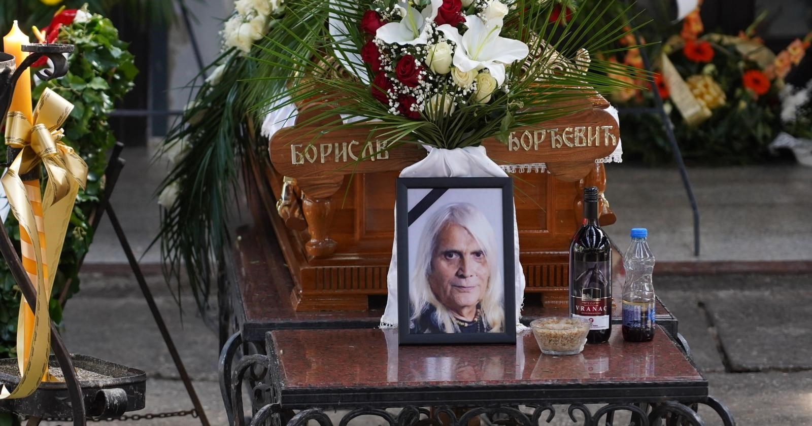 U Čačku održan sprovod Bore Čorbe. Uz lijes stajali šal Crvene zvezde i boca Vranca