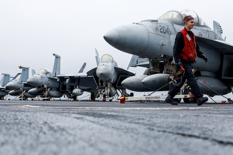 Drugi F-18 u tjedan dana ispao s američkog nosača aviona u more