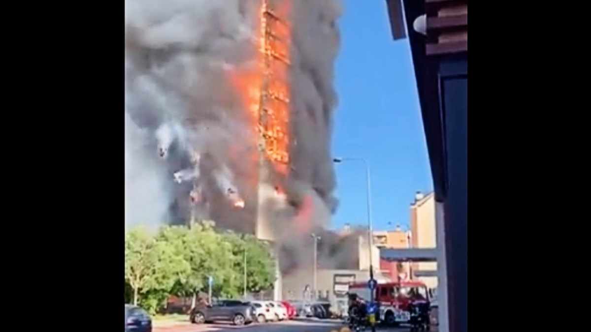 VIDEO Golemi požar u Milanu, izgorio gotovo cijeli neboder