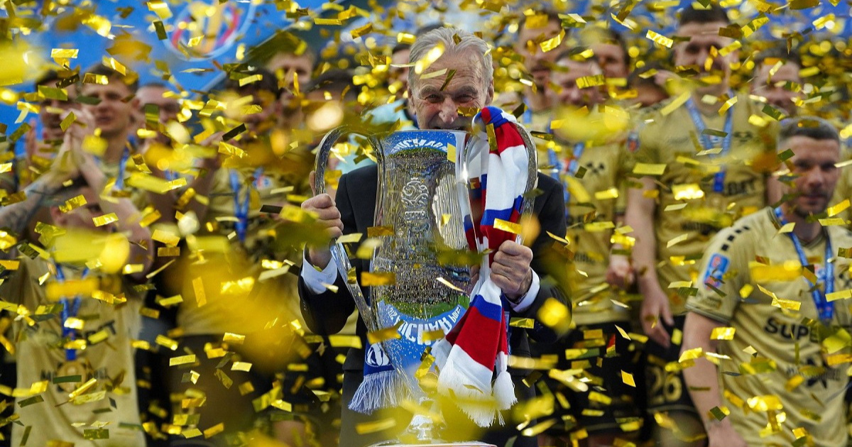 VIDEO Više od pola stoljeća čekali su trofej. Onda je Podolski izveo divnu gestu