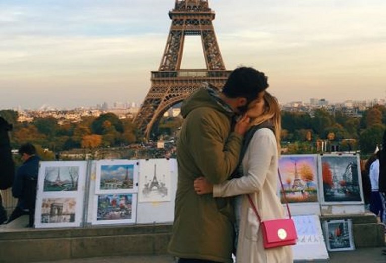 Fotka poljupca ispred Eiffelova tornja zbog neočekivanog razloga postala hit