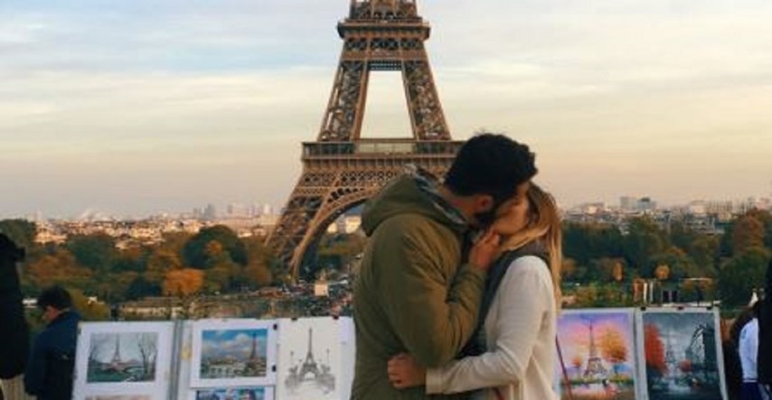 Fotka poljupca ispred Eiffelova tornja zbog neočekivanog razloga postala hit