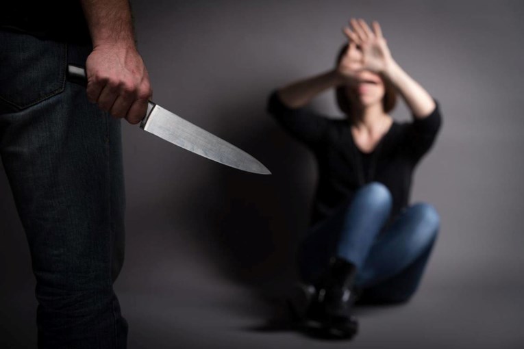 Napad u stanu u Splitu: Mladić (23) nožem napao i ranio članove obitelji 