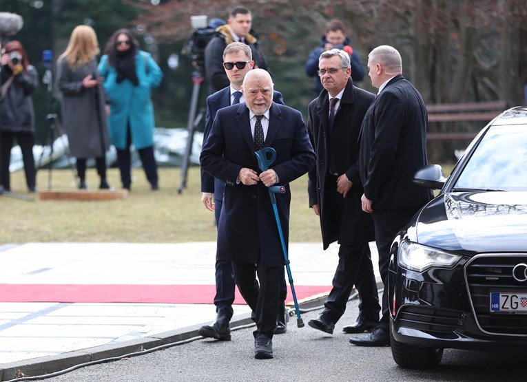 Stjepan Mesić na inauguraciju došao u pratnji unuka Tome