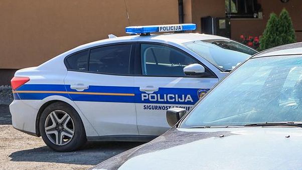 Kod Siska poveli masu pred kuću troje ljudi. Prijetili im i uništavali im imovinu