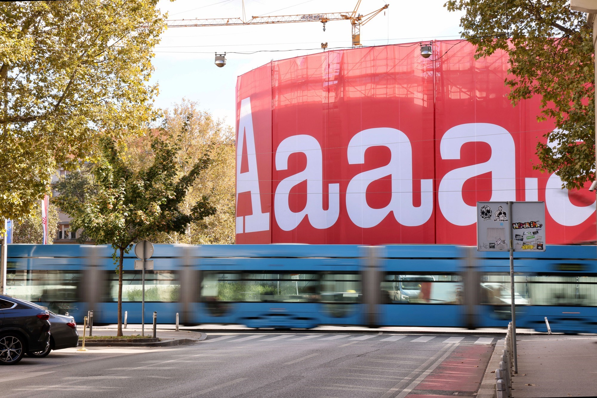 Počelo postavljanje ogromnog natpisa na zagrebačku Džamiju. Piše Aaaaaaaaaaaaaaa!!!