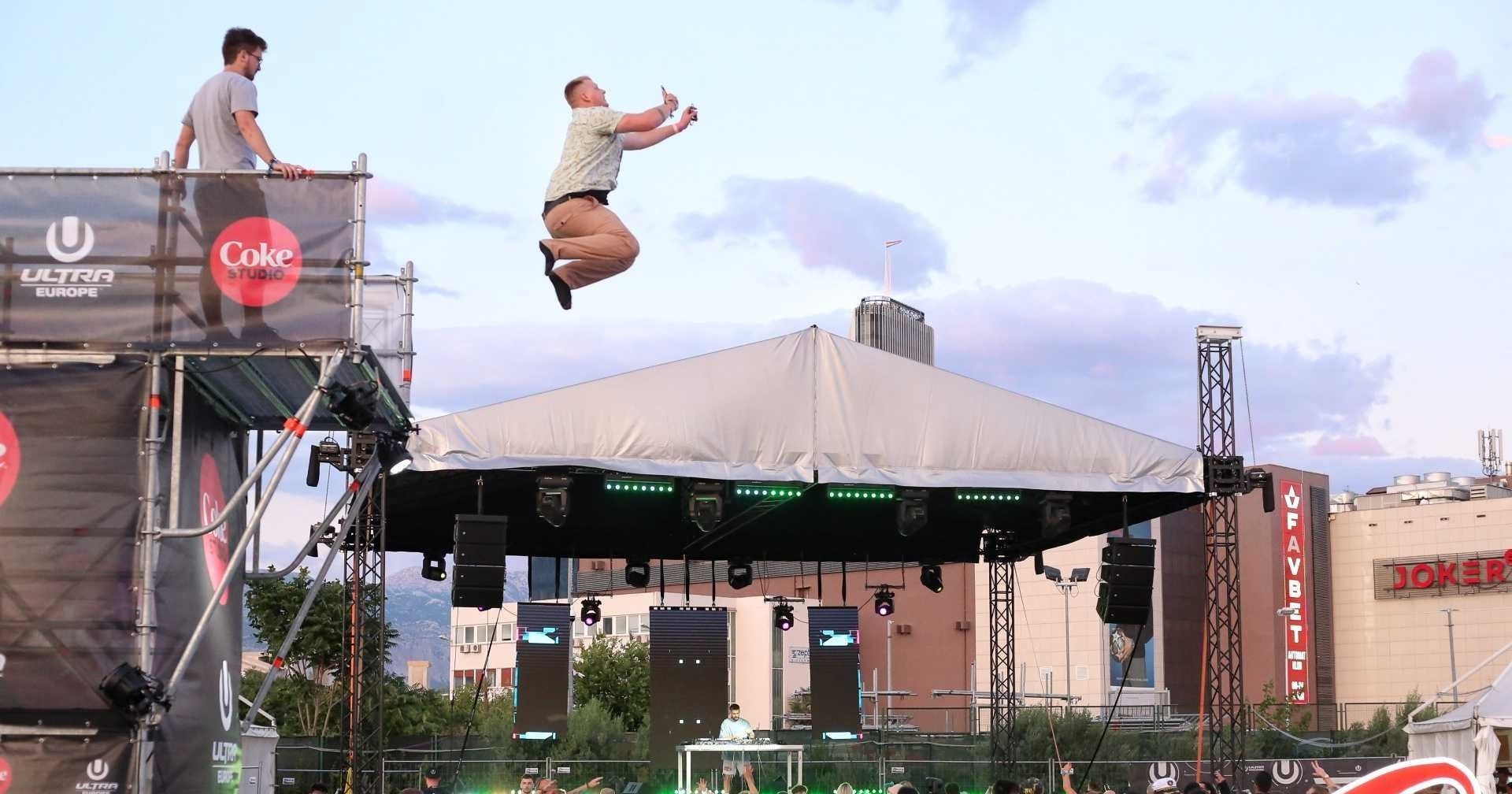 Hit na Ultri je trampolin, partijaneri skaču i snimaju se