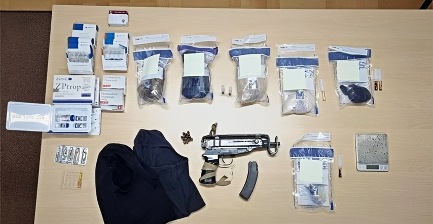 FOTO Kod dilera u Šibeniku pronađena hrpa droge i puška Škorpion