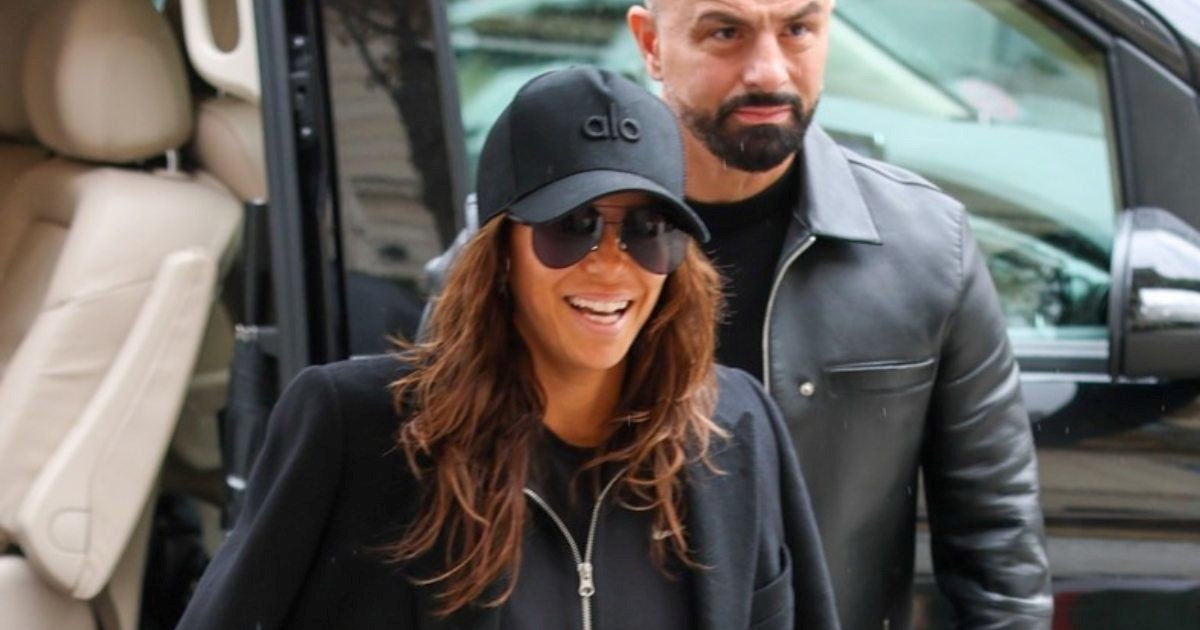 Eva Longoria neprepoznatljiva u golemom kaputu