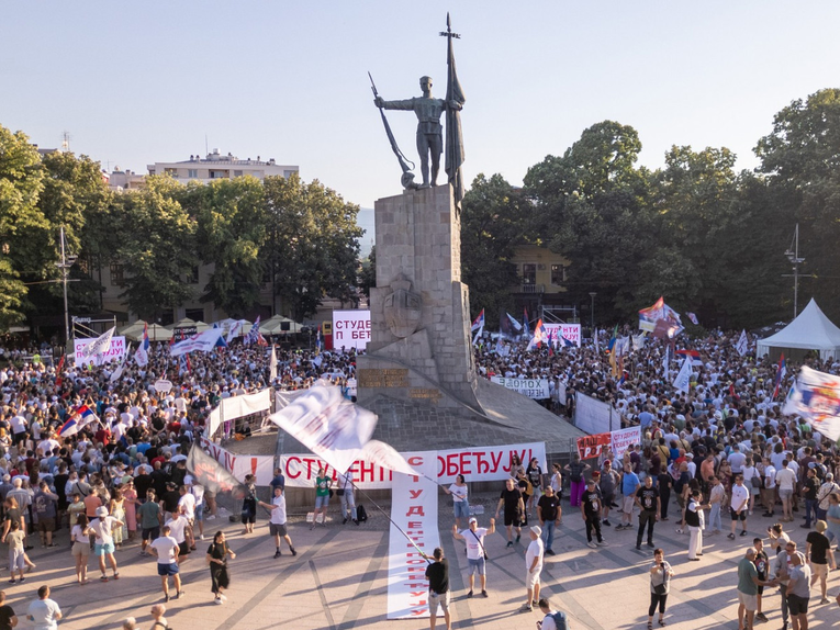 Studenti u Srbiji slavili Vidovdan, prozvali Vučića. "Sramotno ste predali Kosovo"