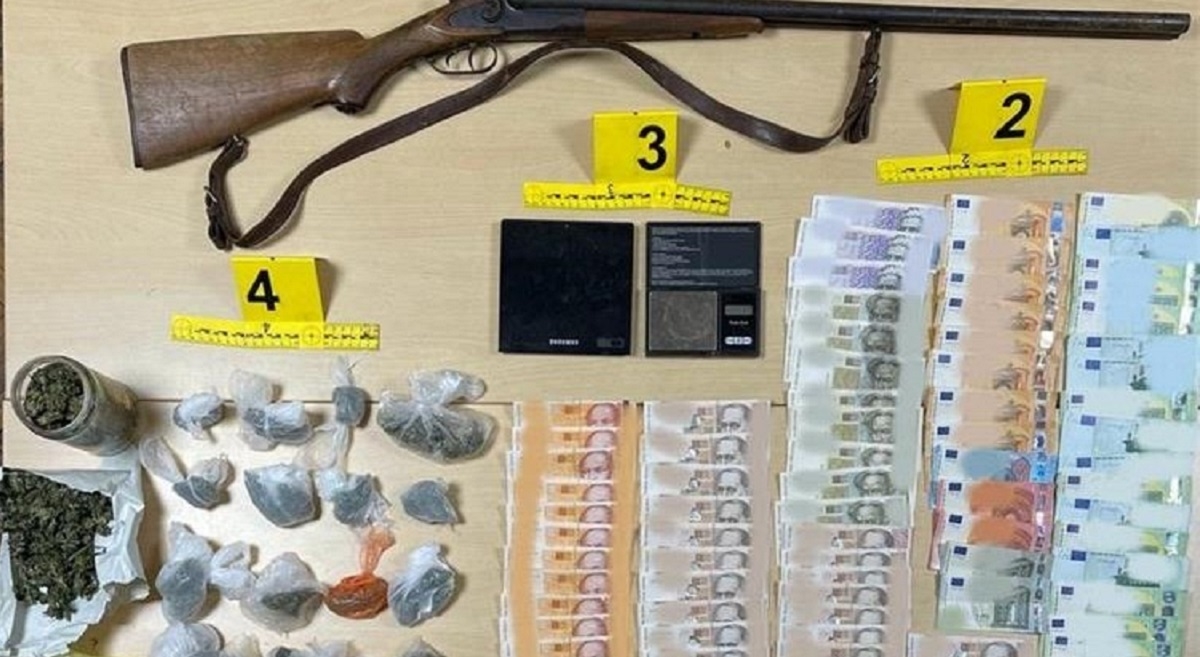 Sinjska policija kod 63-godišnjaka našla 290 grama trave, pušku i ručnu bombu