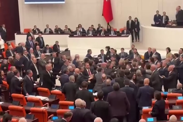 VIDEO Tučnjava u turskom parlamentu