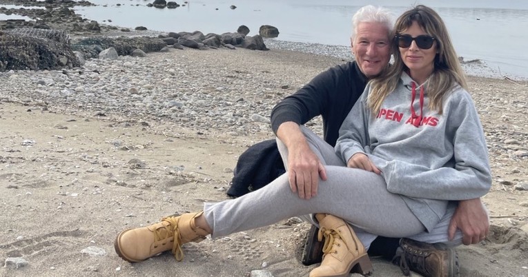 Richard Gere (73) pozirao sa sinovima (3 i 2): “Sretan Božić od naše obitelji vašoj”