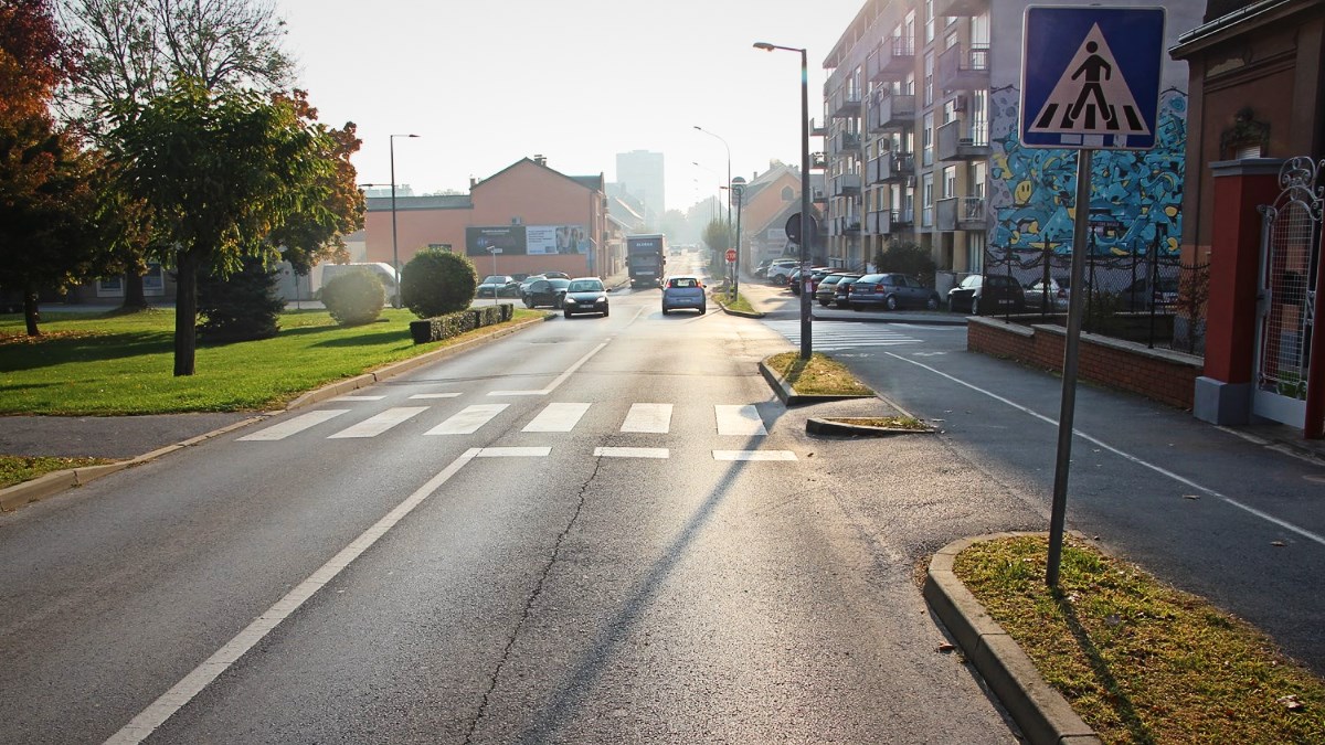 Ženu u Daruvaru udario auto na zebri, slomio joj nogu. Hitnu čekala sat vremena