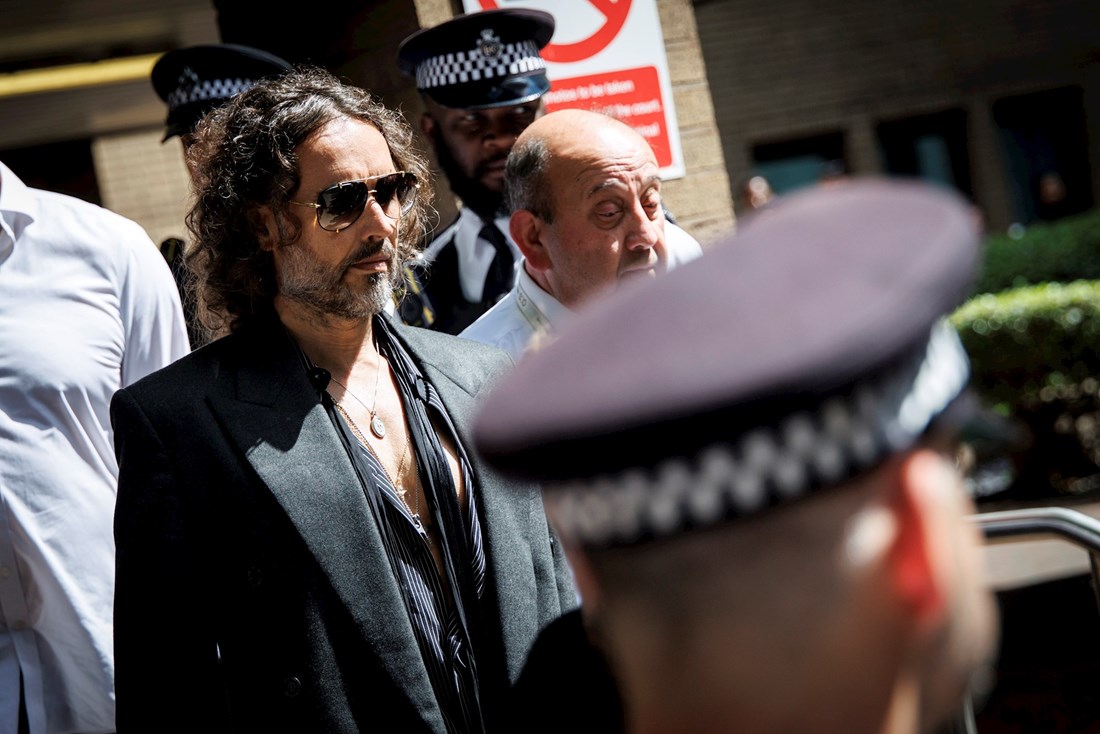 Komičar Russell Brand izjasnio se da nije kriv za silovanje i seksualno uznemiravanje
