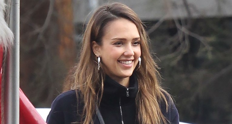 Ni Jessica Alba nije odoljela čizmama koje ove jeseni nose svi