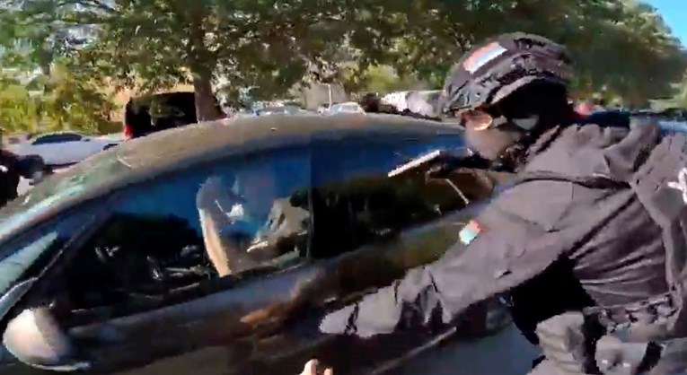 VIDEO Pogledajte snimku uhićenja Vučićevog protivnika, uperili pištolj u njega