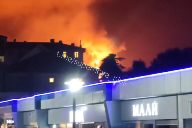 VIDEO Požar u Putinovu ljetovalištu. Gori skladište nafte koje su Ukrajinci gađali