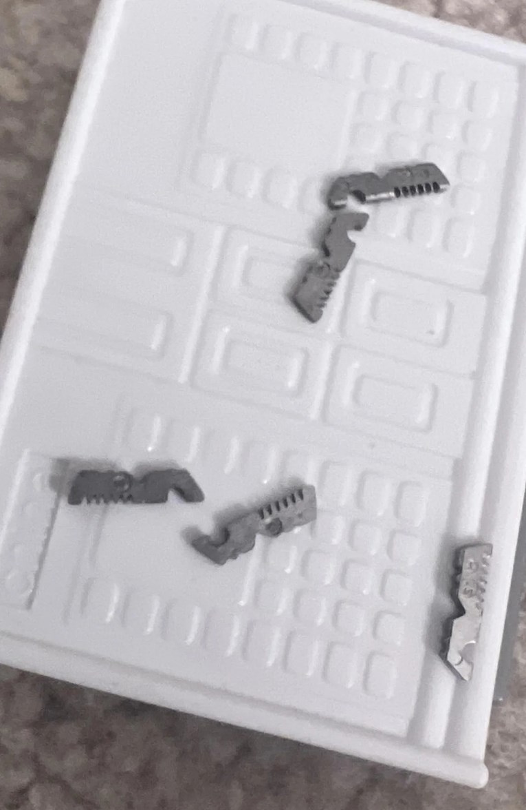 Ugledali čudne metalne komadiće pred vratima, prestravilo ih što je uslijedilo 