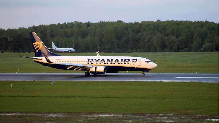 Avion Ryanaira koji je letio iz Manchestera prisilno sletio, u kabini se osjetio dim