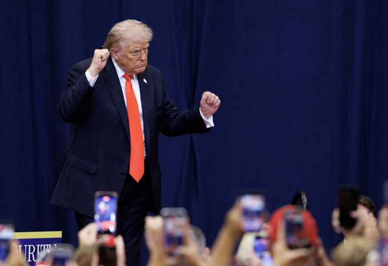Trump nakon novih napada: Zavalite se i opustite, sve će završiti dobro