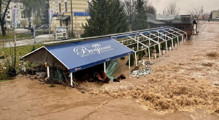 VIDEO Sarajevo pod vodom, nema struje. Pogledajte kako voda uništava kultni restoran