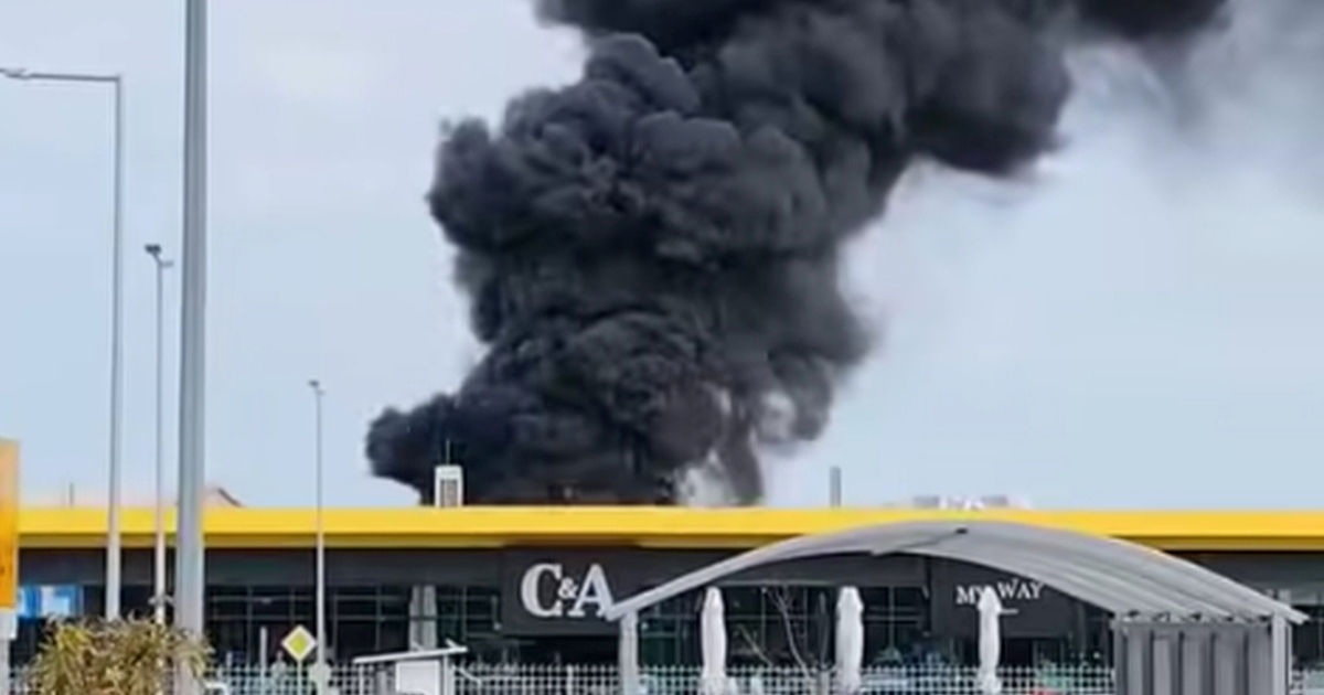 VIDEO Izbio požar u dvorištu tvrtke Spectra u Virovitici. "Zatvorite vrata i prozore"