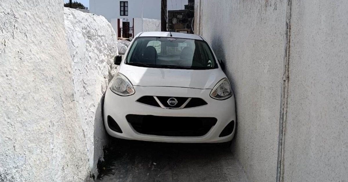 Turist u Nissanu zaglavio u ulici na Santoriniju