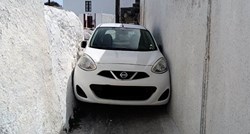 Turist u Nissanu zaglavio u ulici na Santoriniju