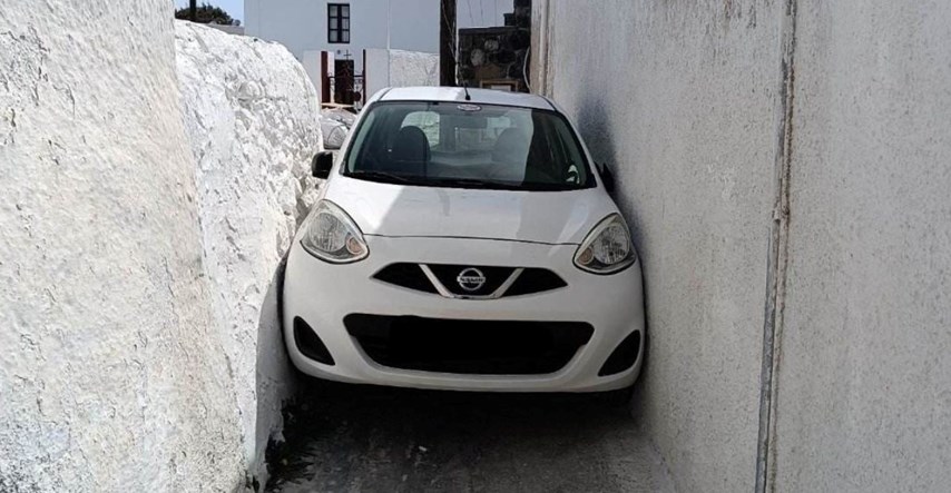 Turist u Nissanu zaglavio u ulici na Santoriniju