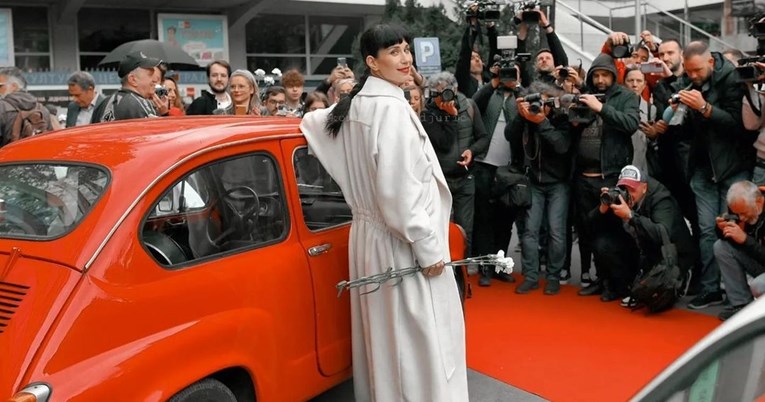 Konstrakta Fićom krenula u Torino, ispratili je brojni obožavatelji