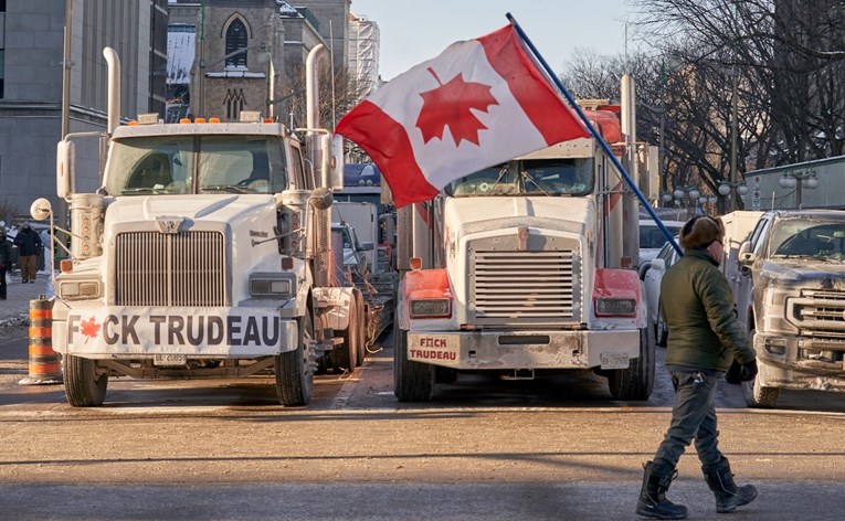 Veliki prosvjed protiv korona-mjera u Kanadi, kamiondžije drugi dan blokiraju Ottawu