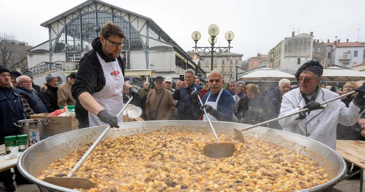 U Puli održan "Lovački doručak", podijeljeno 500 porcija gulaša od veprovine