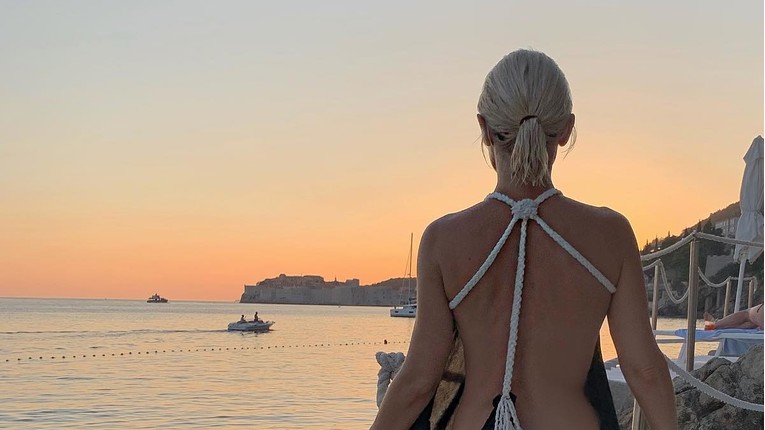 Šuput fanove oduševila u duboko rezanoj haljini koja baš i ne skriva njenu stražnjicu