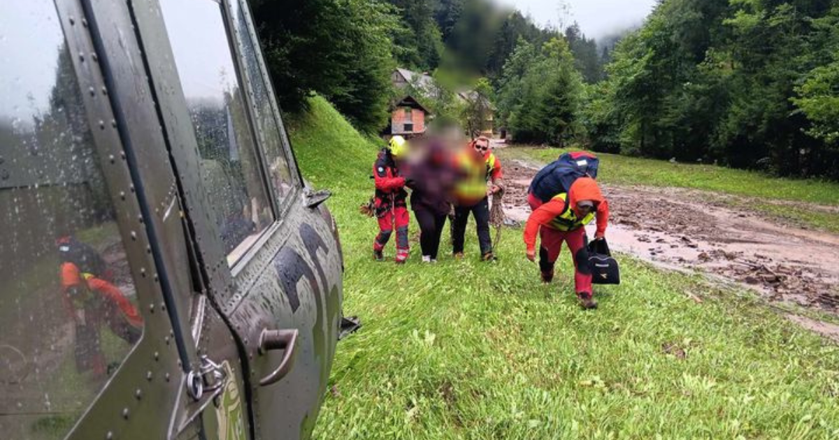 Gorske službe porodile trudnicu pa mamu i bebu helikopterom odvezle u bolnicu