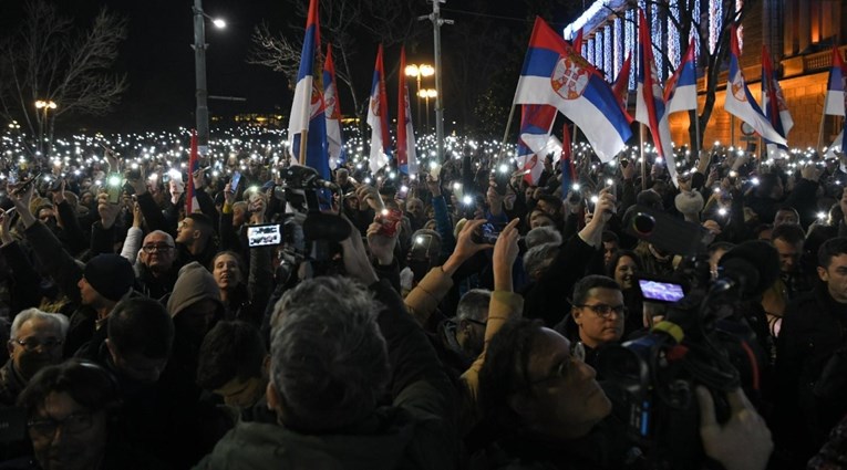 VIDEO Pogledajte koliko je ljudi bilo ispred skupštine u Beogradu (nije 2490)