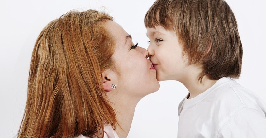 Video pokrenuo raspravu na društvenim mrežama: Je li u redu ljubiti djecu u usta?