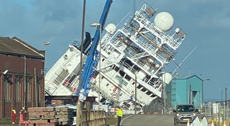 U luci u Škotskoj se nagnuo ogromni brod, najmanje 25 ozlijeđenih
