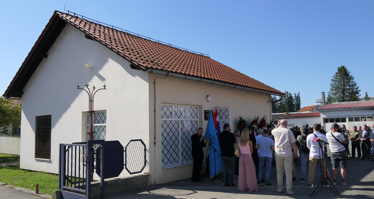 Položeni vijenci na ulazu u glinski logor. Medved: Nema naznake empatije ili kajanja