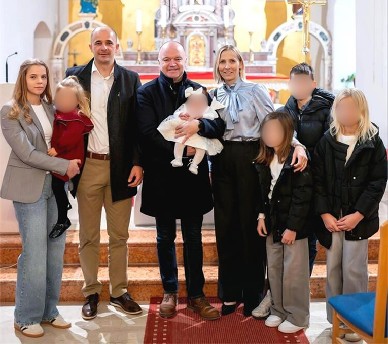 Bračni par dobio šesto dijete. Ministar došao na krštenje