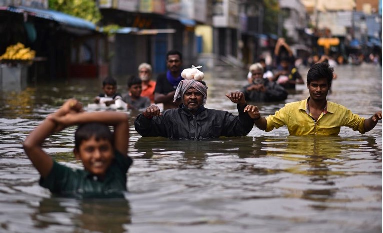 Snažan ciklon pogodio jug Indije. Potopljeno najmanje 25 sela. Poginulo 13 ljudi