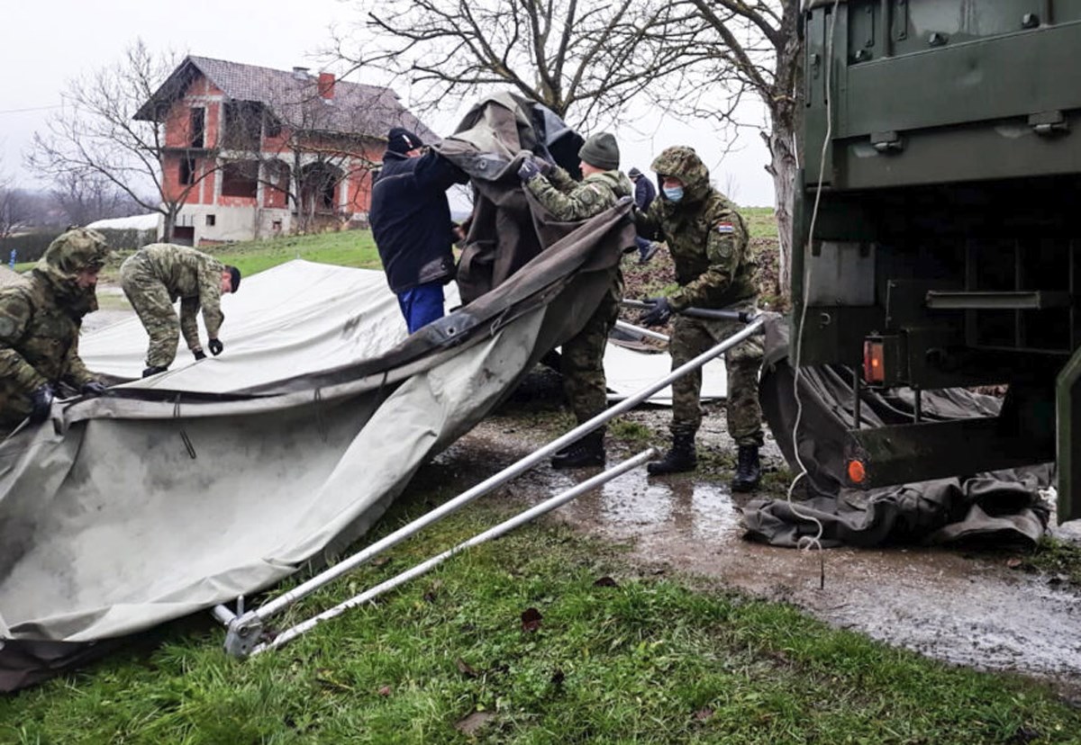 Iz robnih zaliha u Petrinju i Glinu poslani su kreveti, šatori, agregati, naresci...