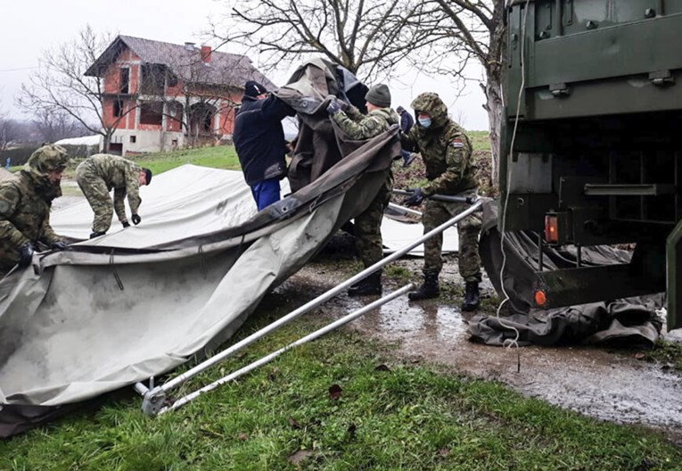 Iz robnih zaliha u Petrinju i Glinu poslani su kreveti, šatori, agregati, naresci...