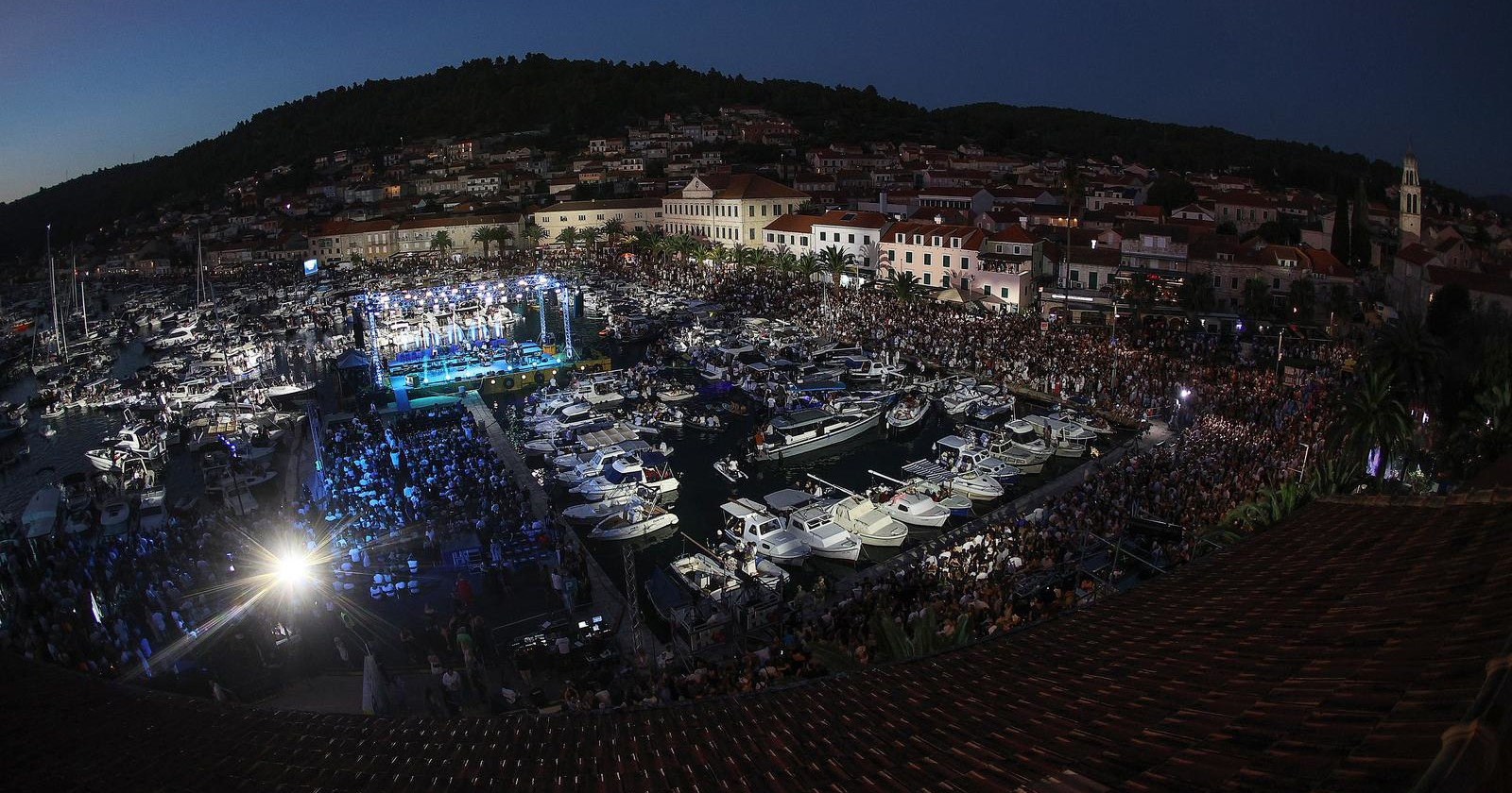 FOTO Počeo je koncert za Olivera u Veloj Luci. Grašo: Gleda nas u noći punog mjeseca