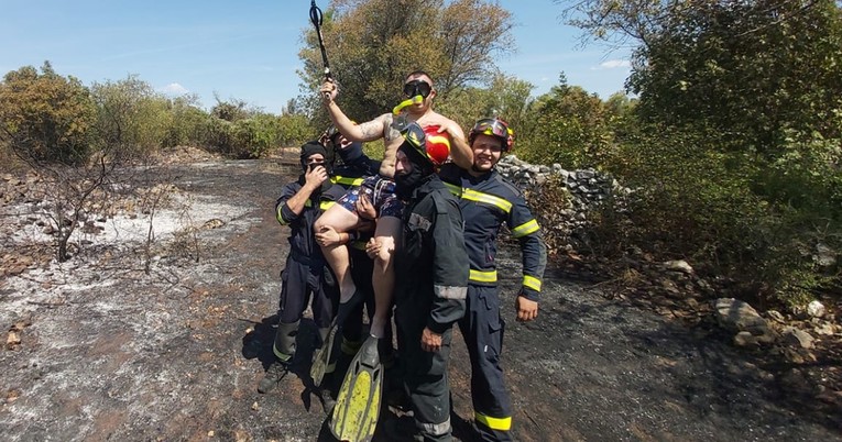 Drniški vatrogasci nasmijali fotkom s roniocem: "Uhvatili smo ga u zraku"