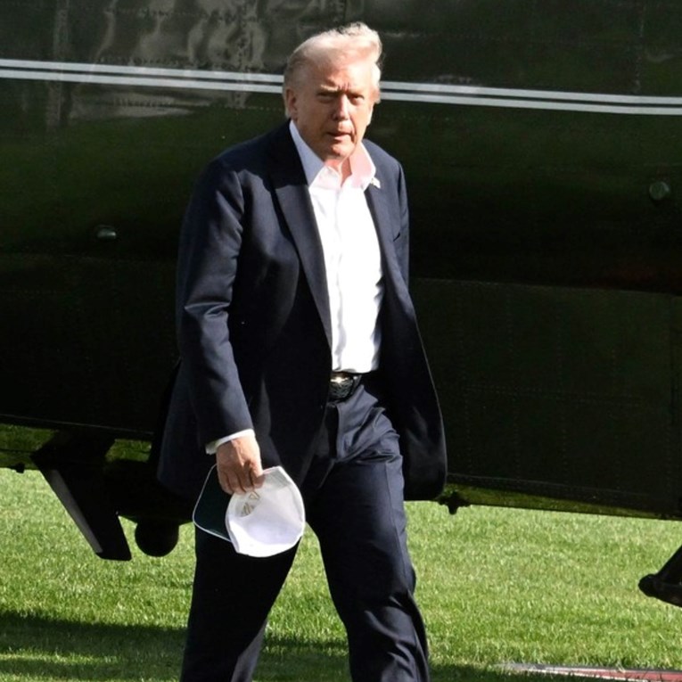 Dok je pratio unuku u školu, svu pažnju privukle Trumpove cipele