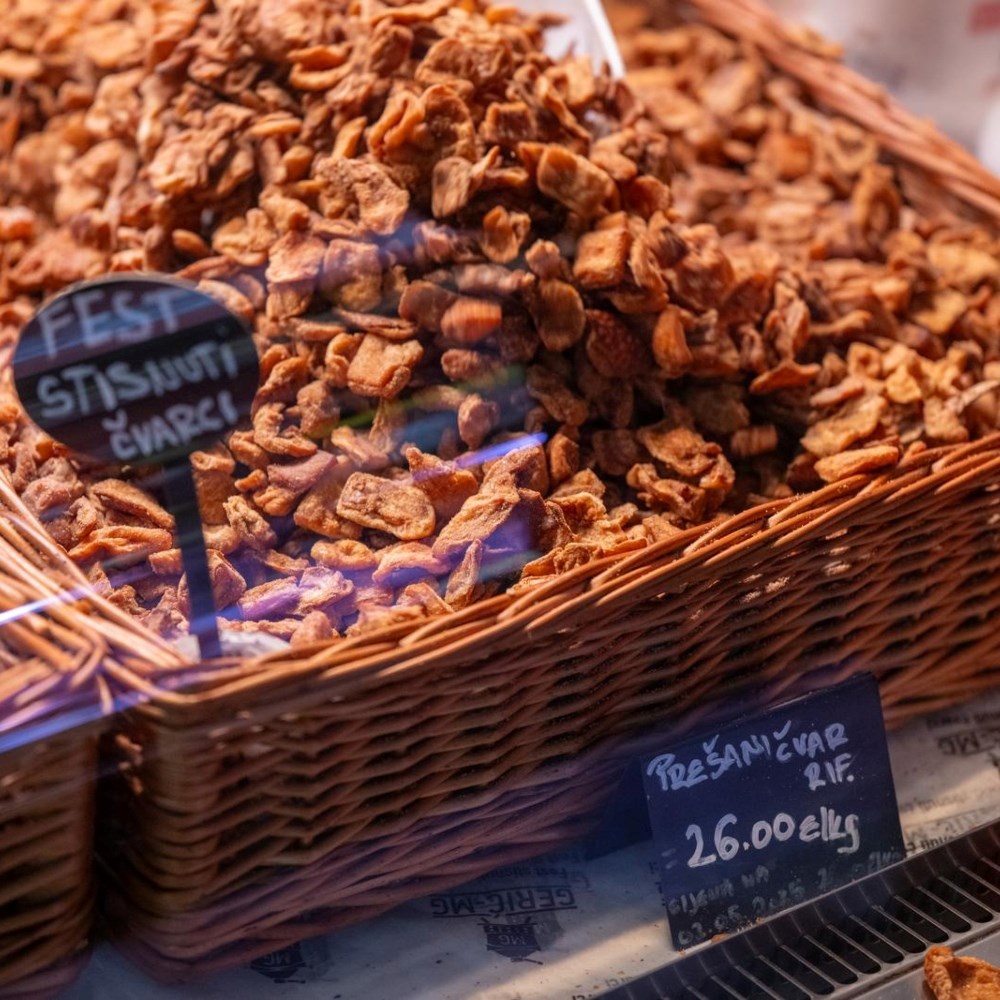 Na Dolac stigli prvi čvarci, pogledajte koliko košta kilogram ove delicije