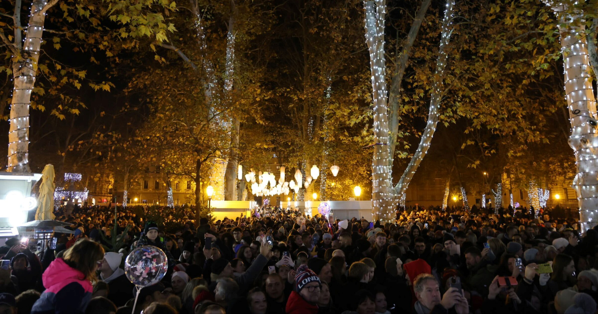 VIDEO Blagdanska čarolija na Adventu u Zagrebu: Upaljeno 25.000 lampica na Zrinjevcu